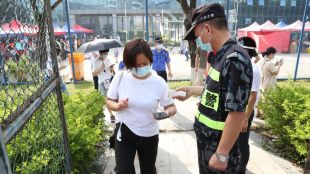 Стотици хиляди жители на Китай бяха подложени на локдаун днес