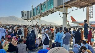 Тълпи от изплашени хора изпълниха пистите на летището в Кабул