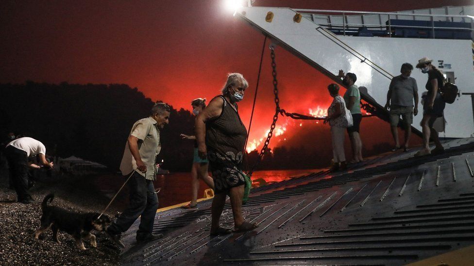 Αποκαλυπτικές σκηνές από την εκκένωση του ελληνικού νησιού της Εύβοιας (VIDEO)