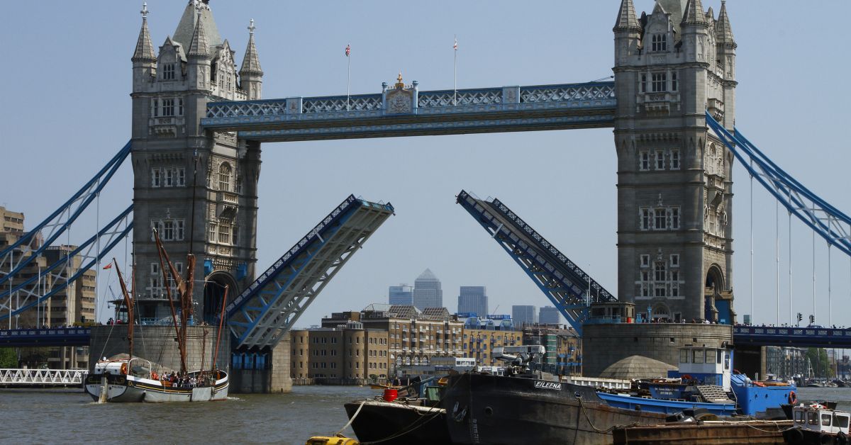 Прочутият лондонски мост Тауър блокира в отворено положение за втори