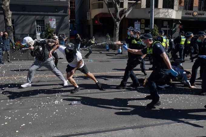 Полицията в Австралия арестува стотици протестиращи срещу ограничителните мерки в