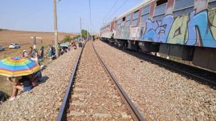 Близо 200 пътници от бързия влак Бургас София който блъсна камион