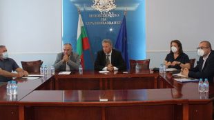 На среща в Министерството на здравеопазването министър д р Стойчо Кацаров