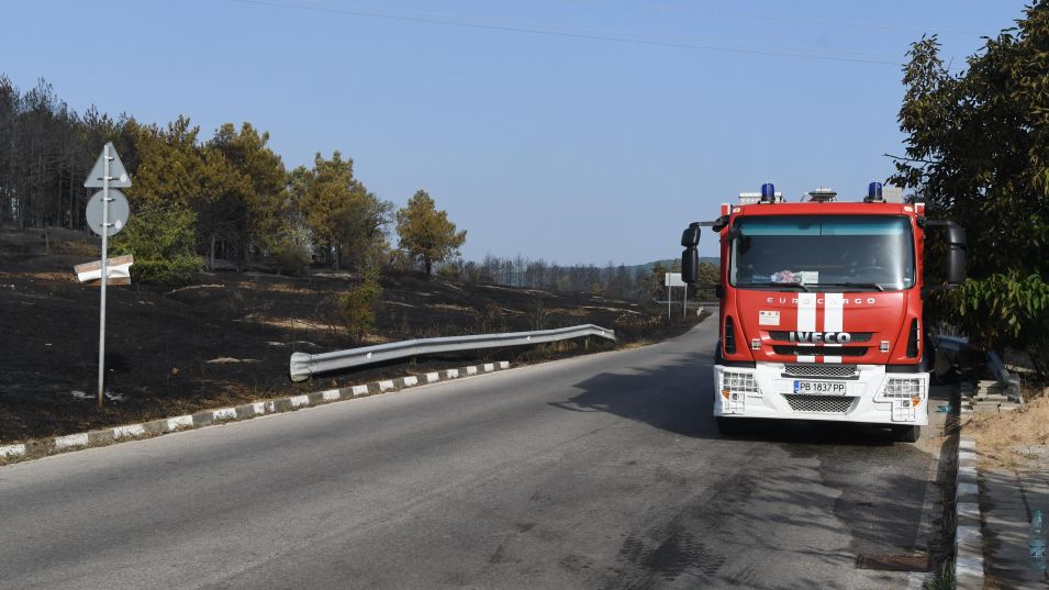 Пожар в района на Държавно горско стопанство Самоков приближава село