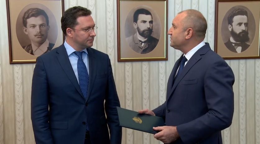Президентът Румен Радев връчва мандат за съставяне на правителство на