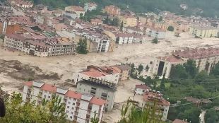 Наводненията и калните потоци в Турция са отнели живота на