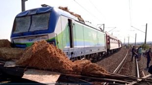 Бързият влак от Бургас за София блъсна камион на жп