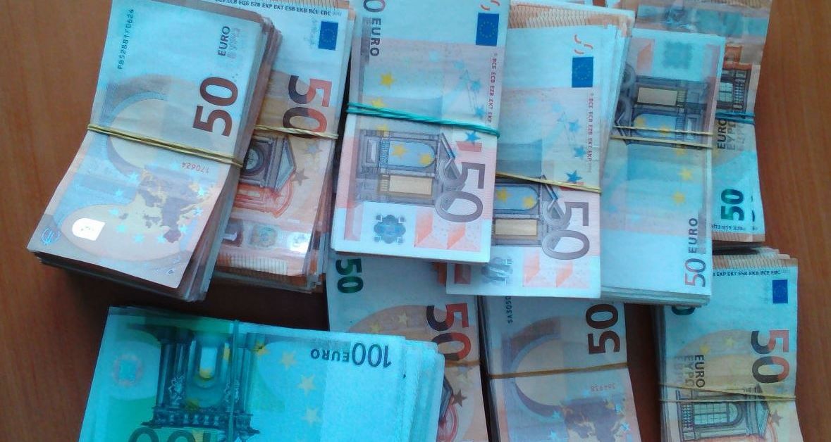 Митнически служители намериха 250 000 недекларирани евро в хладилен товарен