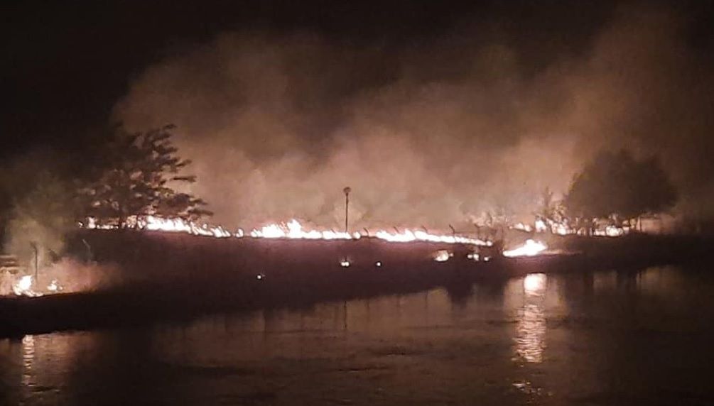 Огромен пожар пламна край пловдивското село Кадиево. Горят над 1000