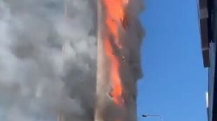 Голям пожар обхвана жилищен блок в Милано Десетки екипи на