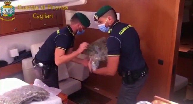 До италианския остров Сардиния100 кг марихуана били скрити на ветроходна