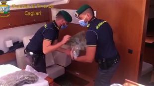 До италианския остров Сардиния100 кг марихуана били скрити на ветроходна