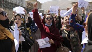 Няколко десетки протестиращи жени се събраха пред президентския дворец в