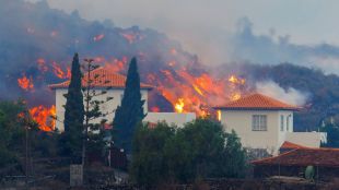 Поне 20 къщи са унищожениИспанският премиер отмени пътуването си до