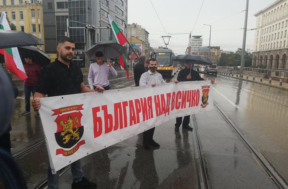 Въпреки проливния дъжд в София стотици привърженици, симпатизанти и граждани