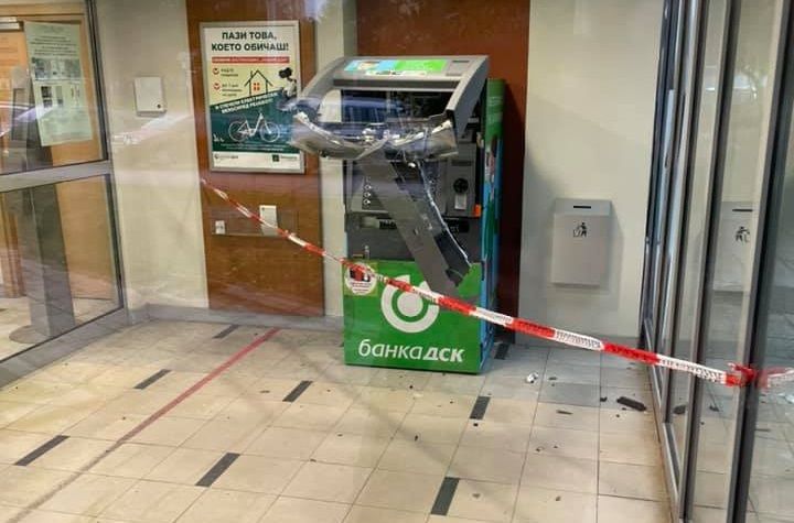 Крадци се опитаха да оберат банкомат в столичния квартал Люлин.Вратата