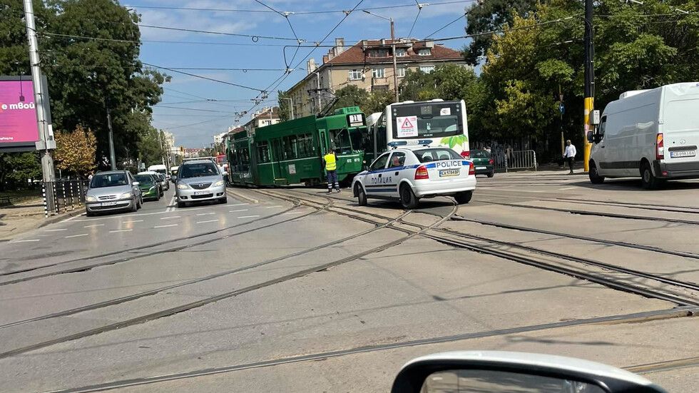 Трамвай и автобус се удариха около 13:45 ч. в София.
