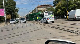 Трамвай и автобус се удариха около 13 45 ч в София