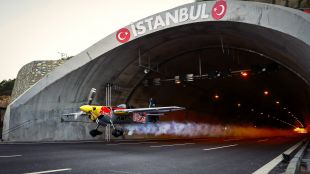 Турски пилот постави опит за световен рекорд като премина със