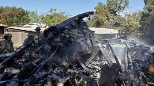 Военен тренировъчен самолет се разби в жилищен квартал в град