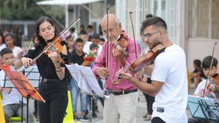 20 млади ромски класически музиканти от гр Сливен изнесоха празничен
