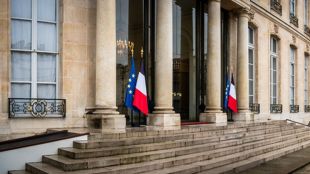 Телефоните на най малко петима членове на френското правителство и дипломат