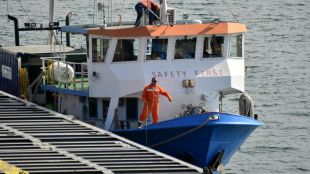 Започна обезопасяването на заседналия край Камен бряг кораб Вера Су