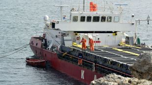 Операцията по освобождаването на заседналия кораб край Камен бряг започна