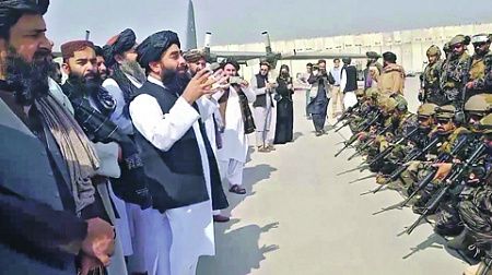 Лидерът на талибаните призова да бъдат уволнени служителите във ведомства,