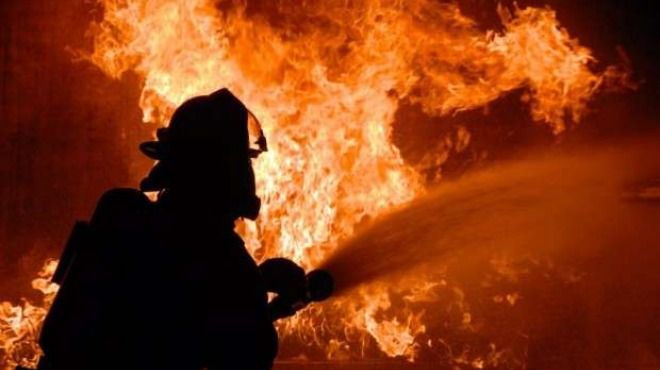 Един пожарникар загина при опит да бъде потушен бушуващият вече