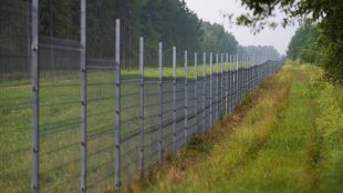 На литовско беларуската граница започна монтирането на сегменти от 4 метрова метална