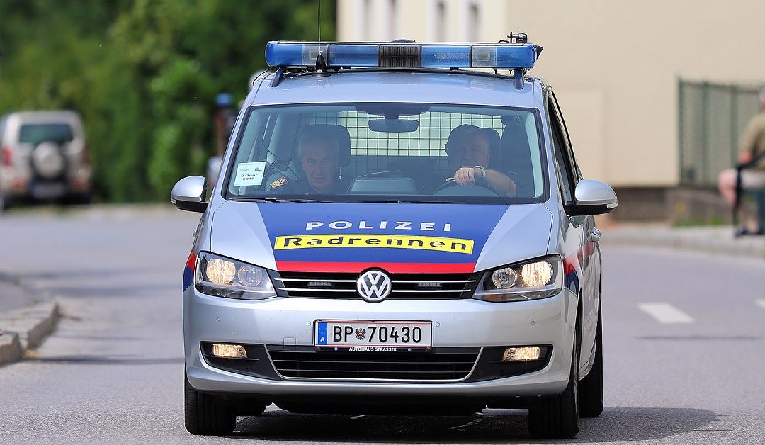 Полицията в Австрия издирва шофьор на микробус, в който са