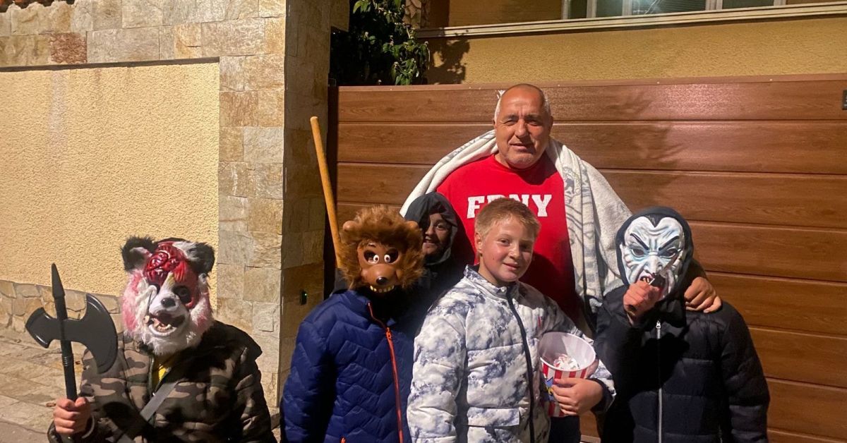 Лидерът на ГЕРБ Бойко Борисов посрещна маскирани деца за празника