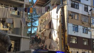 Част от пететажна жилищна сграда се срути във втория град
