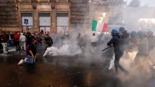 Хиляди хора протестираха срещу здравните паспорти в Рим Стигна се