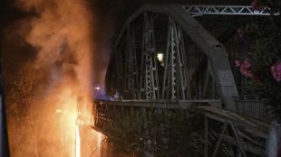 Голям пожар тази нощ бушува на един от важните мостове