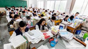 Китай прие образователен закон за намаляване на двойния натиск върху