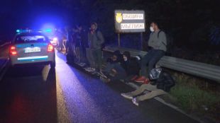 Над 20 нелегални мигранти задържа тази нощ полицията в Казанлък