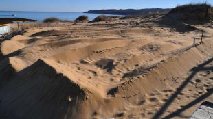 Неизвестни лица са унищожили част от екзотичните дюни на Южния