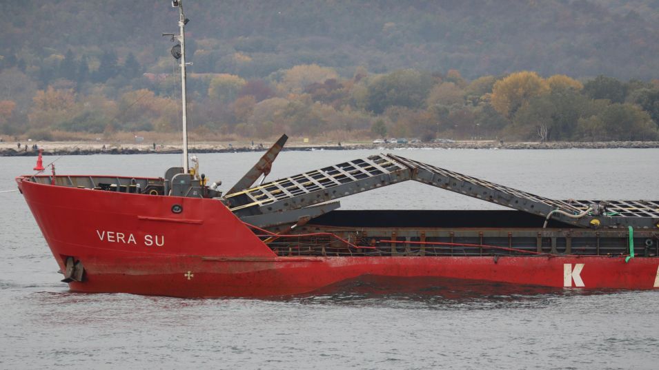 Корабът Вера Су беше преместен от пристанището на Варна в