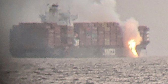 Пожар бушува на кораб с контейнери край бреговете на канадската