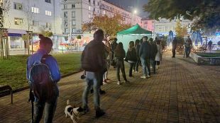 Опашки за антигенни тестове пред заведенията в София информира Булфото Голям
