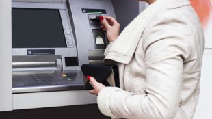 Двама българи са арестувани в Гърция за кражба на данни от банкови карти