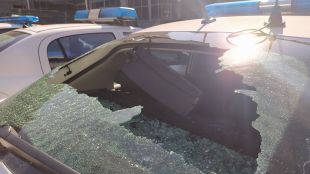 Шуменец който помля стъклата на 4 патрулни автомобила на полицията