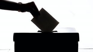 Куриозна ситуация в Пловдив Членка на избирателна комисия е подала
