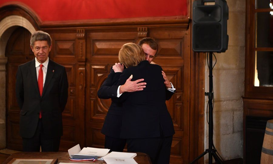 Eмоционален момент между германския канцлер Ангела Меркел и френския президент