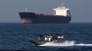 Иранският военноморски флот задържа в Персийския залив чуждестранен кораб превозващ