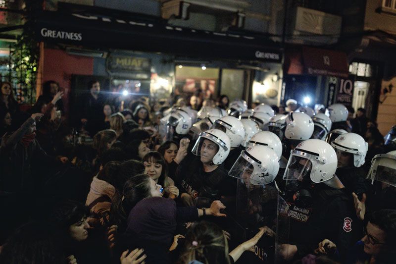 Полицията в Турция разпръсна със сълзотворен газ жени, участващи в