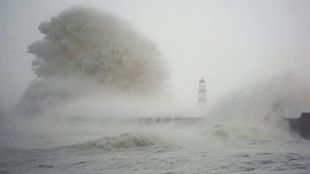 Бурята Аруен връхлетя днес северните региони от Обединеното кралство с