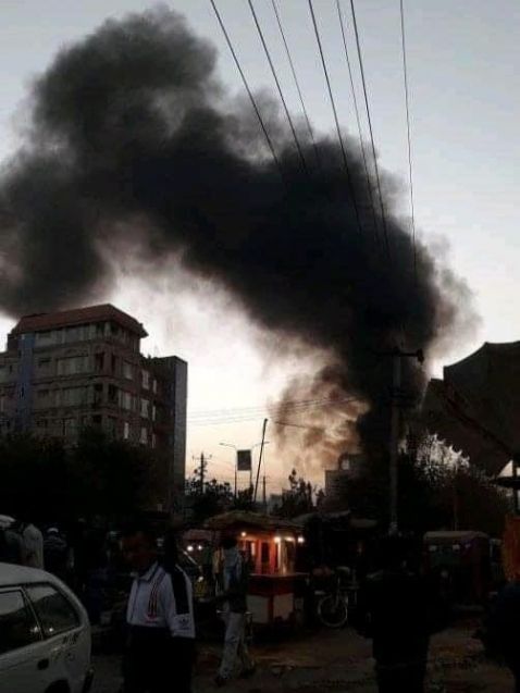 Бомба, прикрепена към микробус, избухна в гъстонаселен шиитски район на